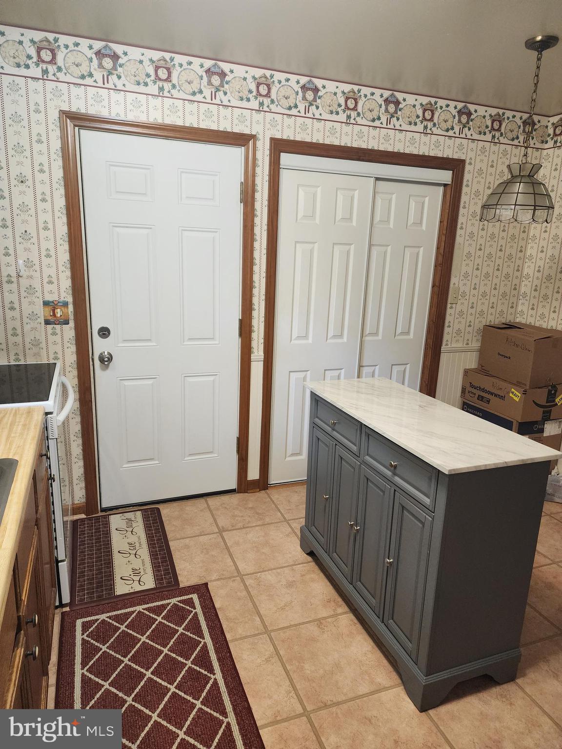 4202 Lakeview Parkway Locust Grove, VA 22508 - Photo 10 of 32 a bathroom with a sink a mirror and a bathtub
