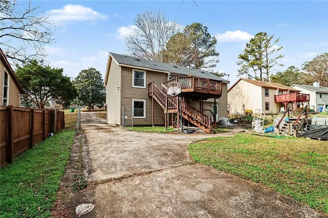 a view of a house with backyard