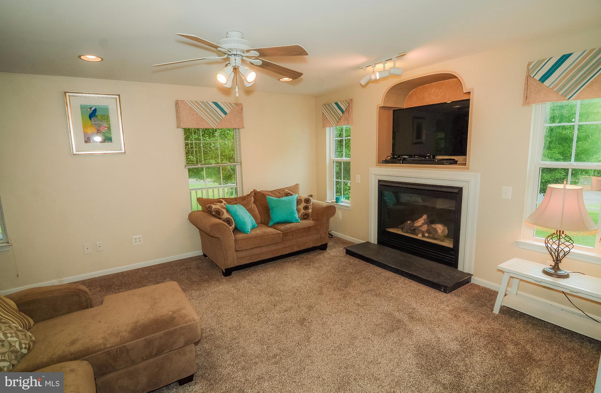 8425 Pushaw Station Road Owings, MD 20736 - Photo 4 of 30 Living Room