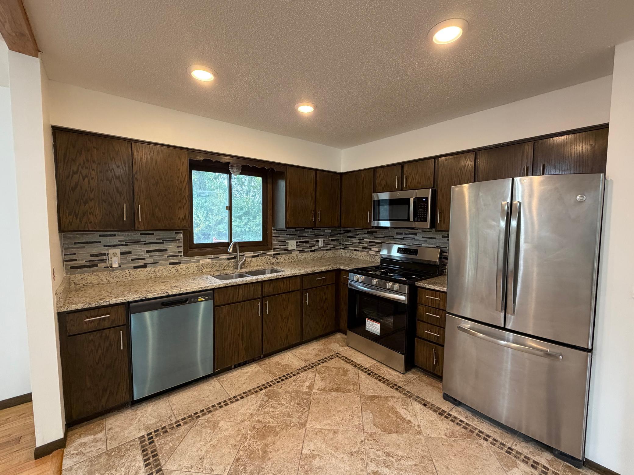 404 Cimarron Road Apple Valley, MN 55124 - Photo 7 of 24