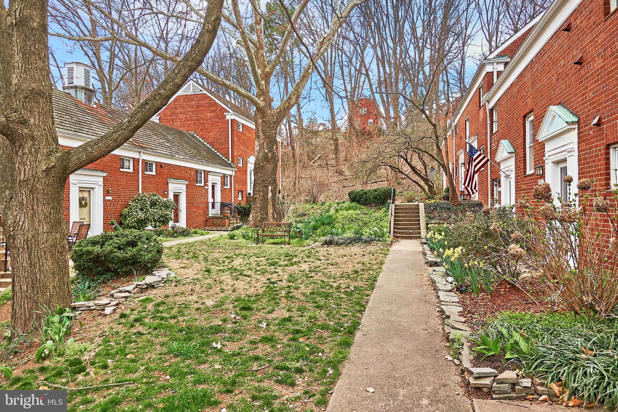 3642 Gunston Road Alexandria, VA 22302 - Photo 23 of 28 Courtyard