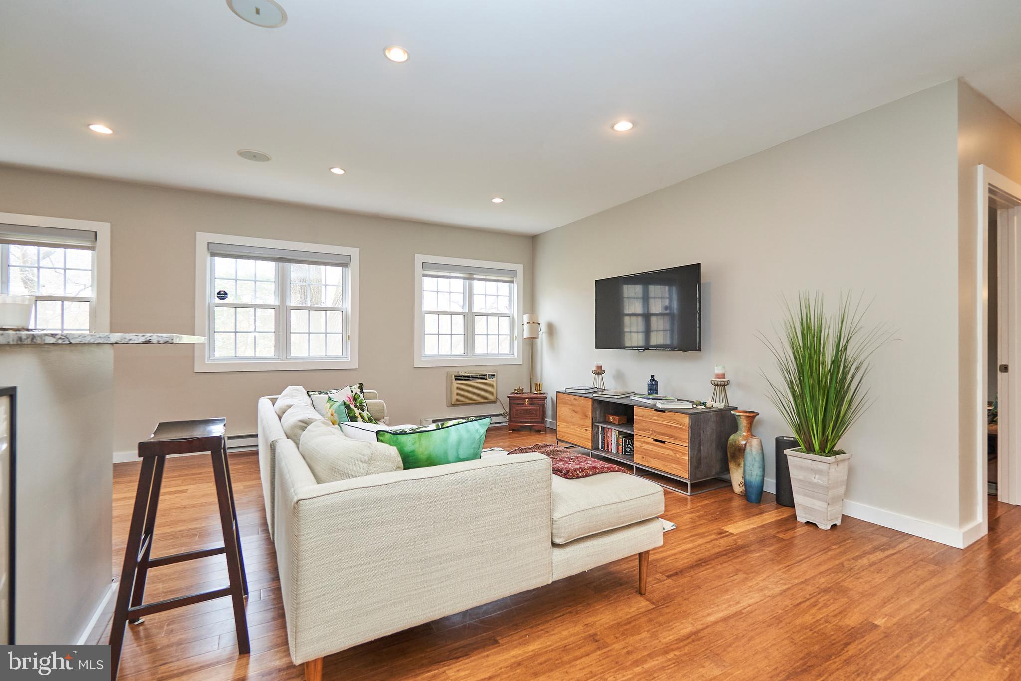 3642 Gunston Road Alexandria, VA 22302 - Photo 4 of 28 Living room