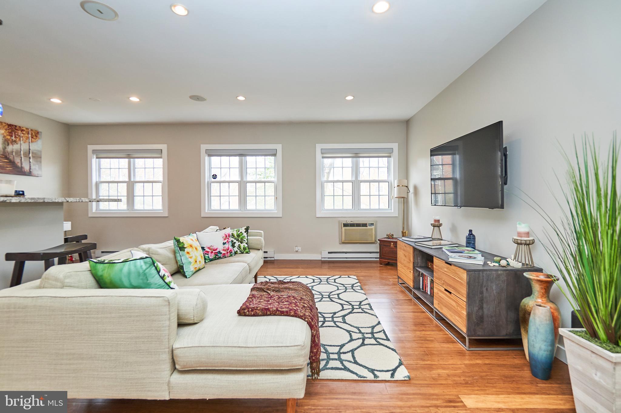 3642 Gunston Road Alexandria, VA 22302 - Photo 5 of 28 Bright and open