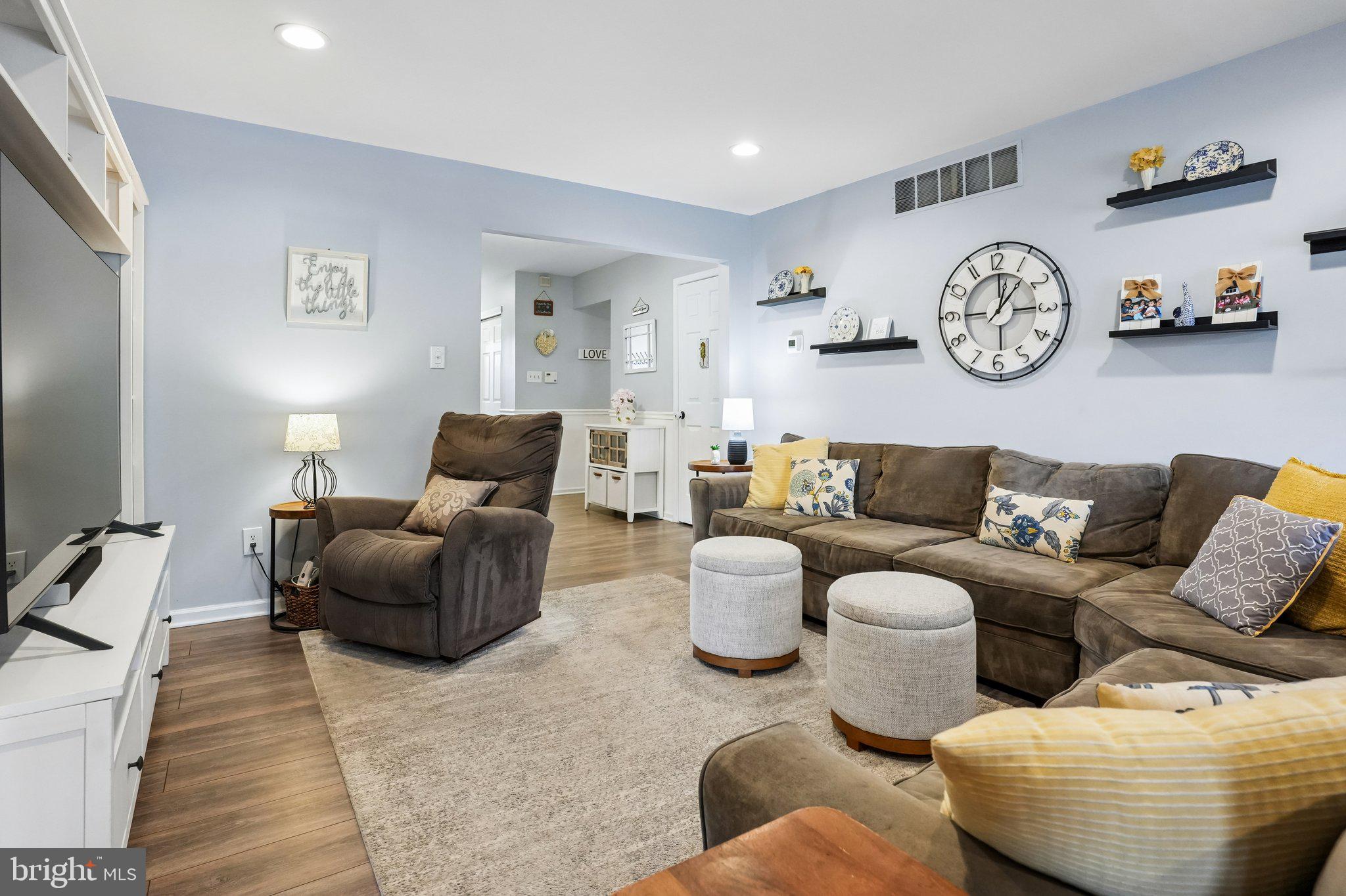 905 Bridgeboro Street Delran, NJ 08075 - Photo 5 of 24 Living Room