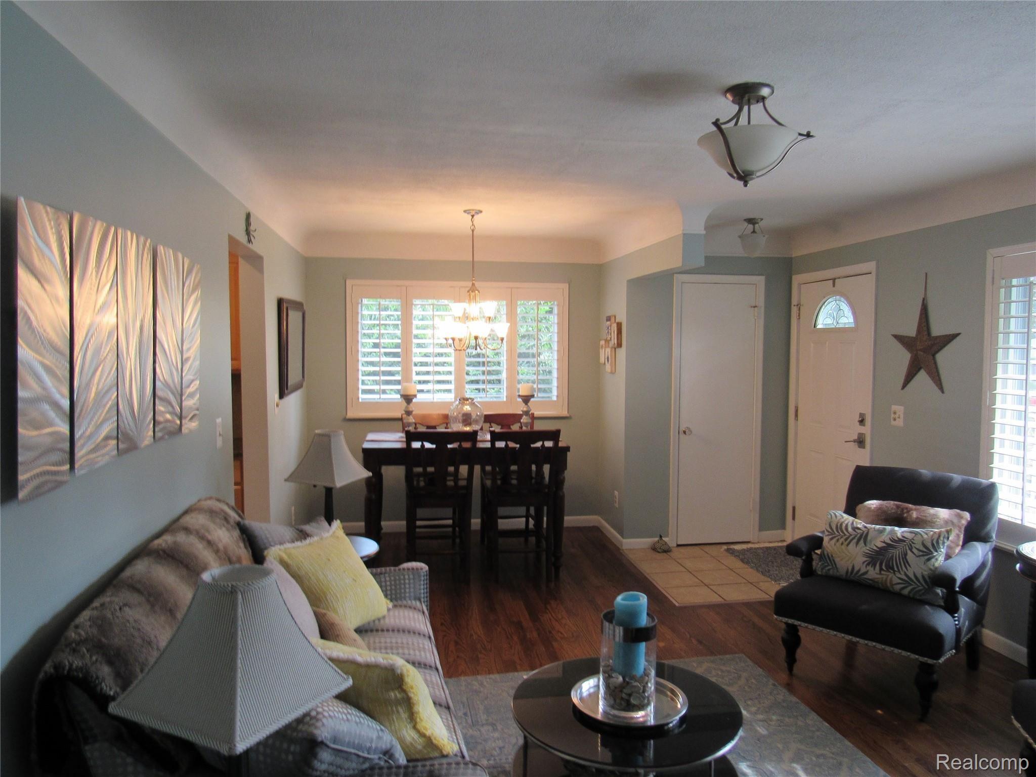 245 Texas Avenue Rochester, MI 48309 - Photo 5 of 21 IMG_1736.JPG