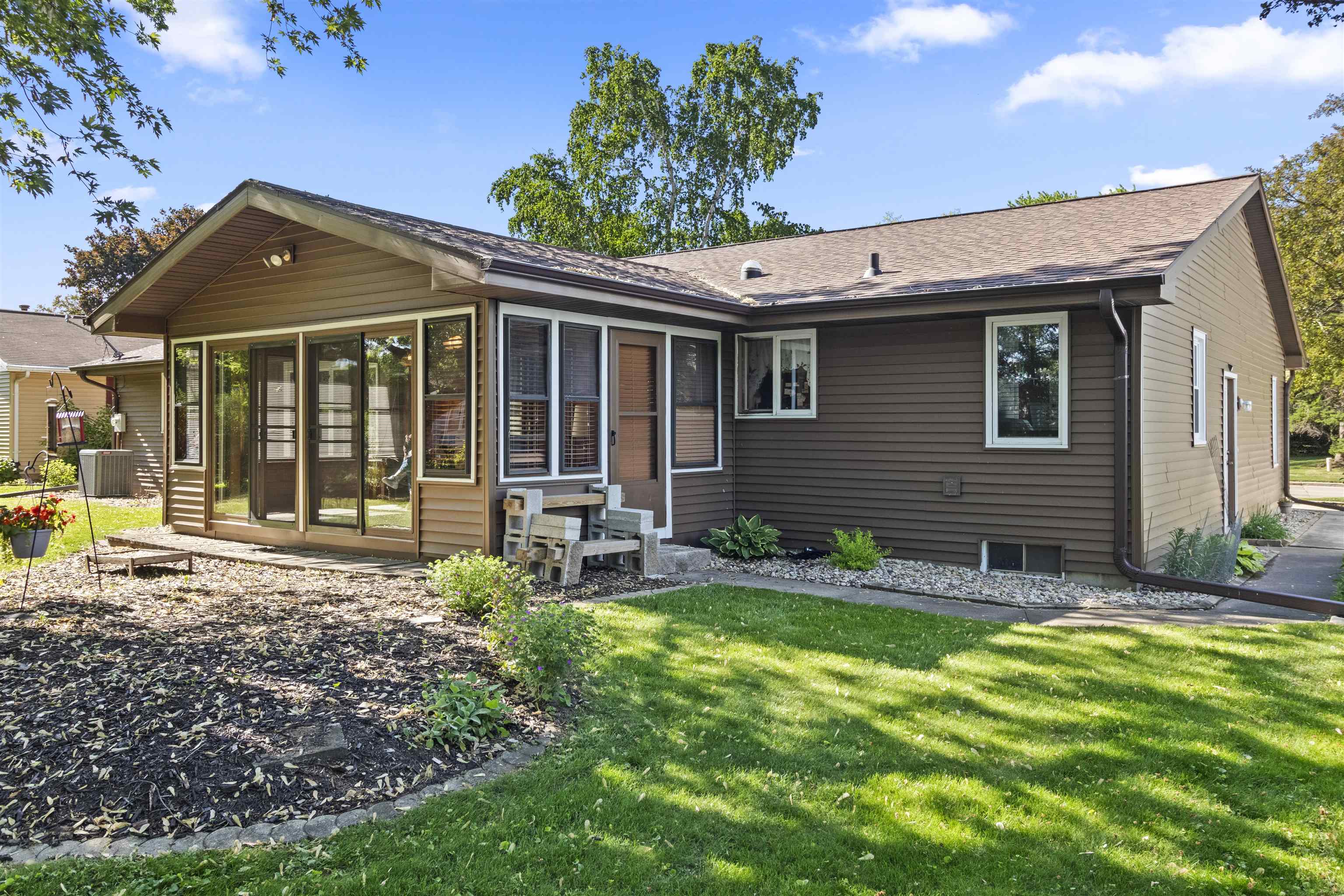 933 East Capitol Drive Appleton, WI 54911 - Photo 3 of 46
