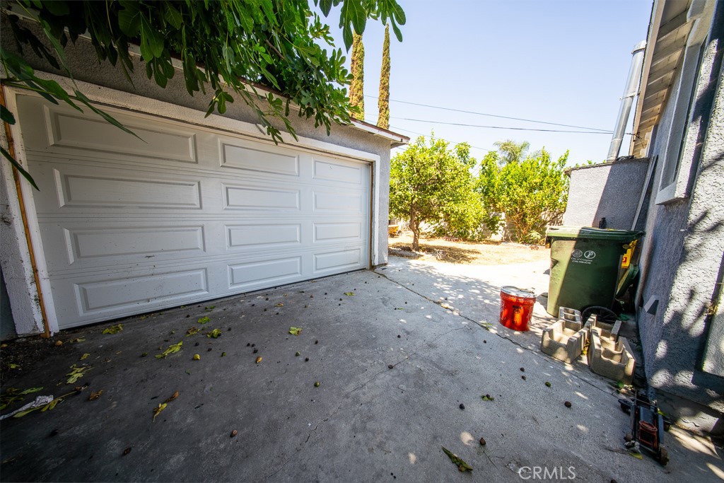 843 West Brazil Street Compton, CA 90220 - Photo 13 of 17 a backyard of a house