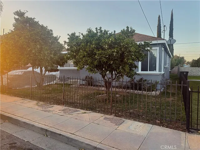 a view of a house with backyard and garden