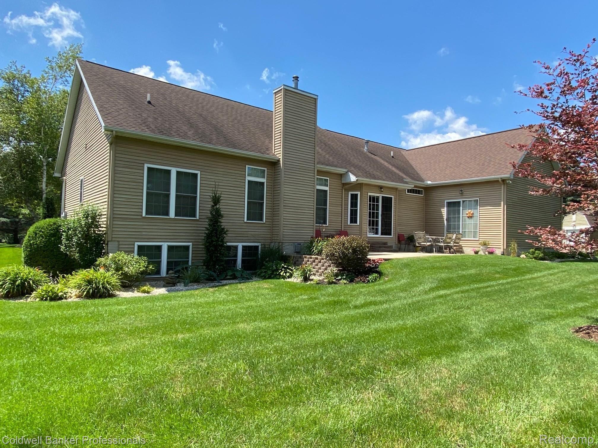 12261 Raelyn Hills Drive Perry, MI 48872 - Photo 25 of 32 25 12261 Back.jpg