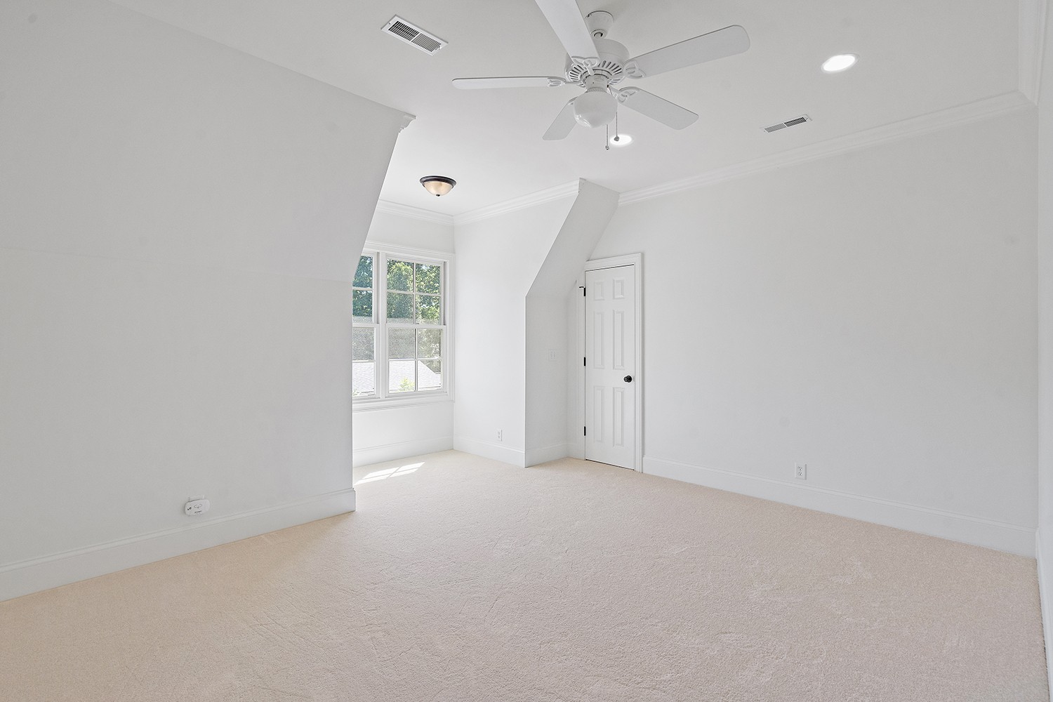 6231 Bresslyn Road Nashville, TN 37205 - Photo 43 of 59 Large bedroom w/walk-in closet