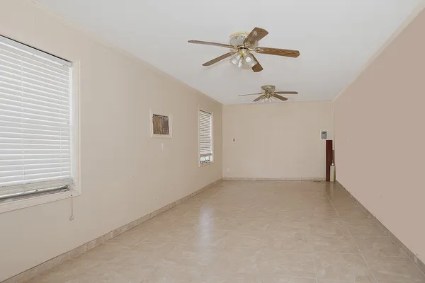 a view of empty room with a ceiling fan