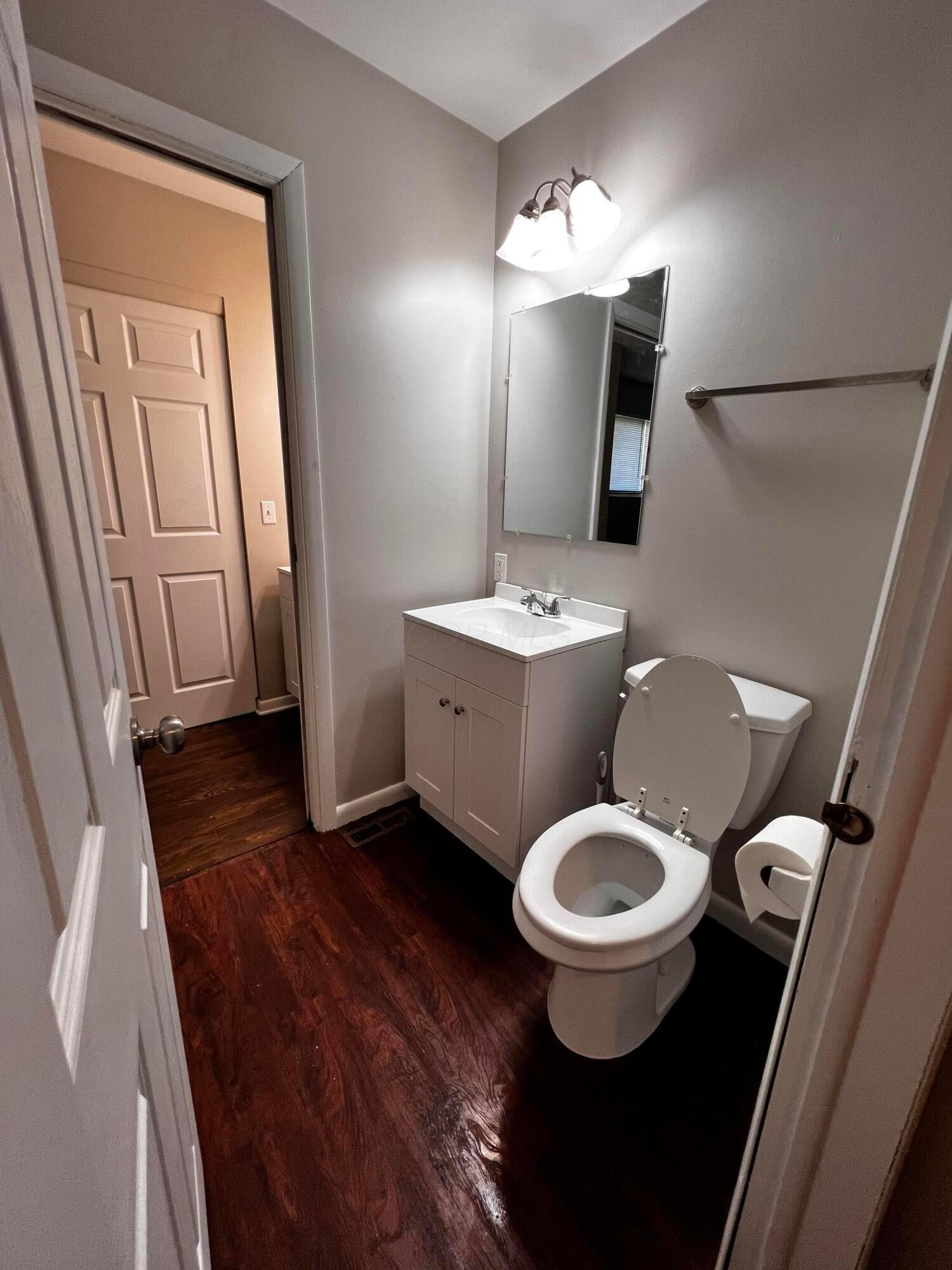 5100 Chingford Road Columbus, OH 43232 - Photo 12 of 16 Main Bathroom Upstairs