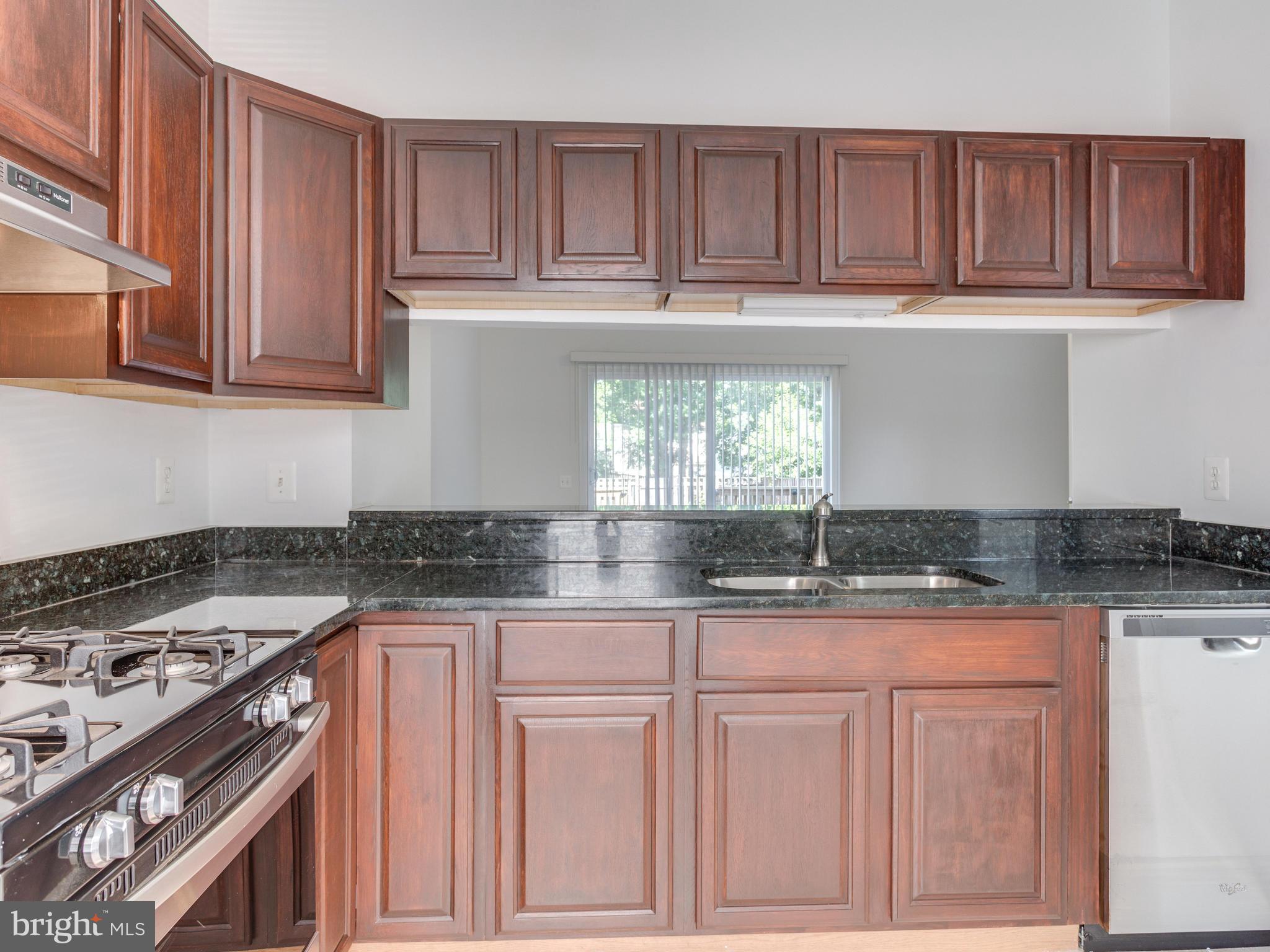 124 Carnaby Way Northeast Leesburg, VA 20176 - Photo 5 of 25 Kitchen