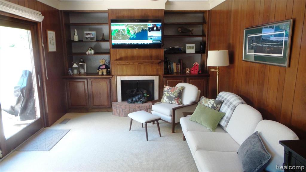 905 Cook Road Grosse Pointe Woods, MI 48236 - Photo 9 of 38