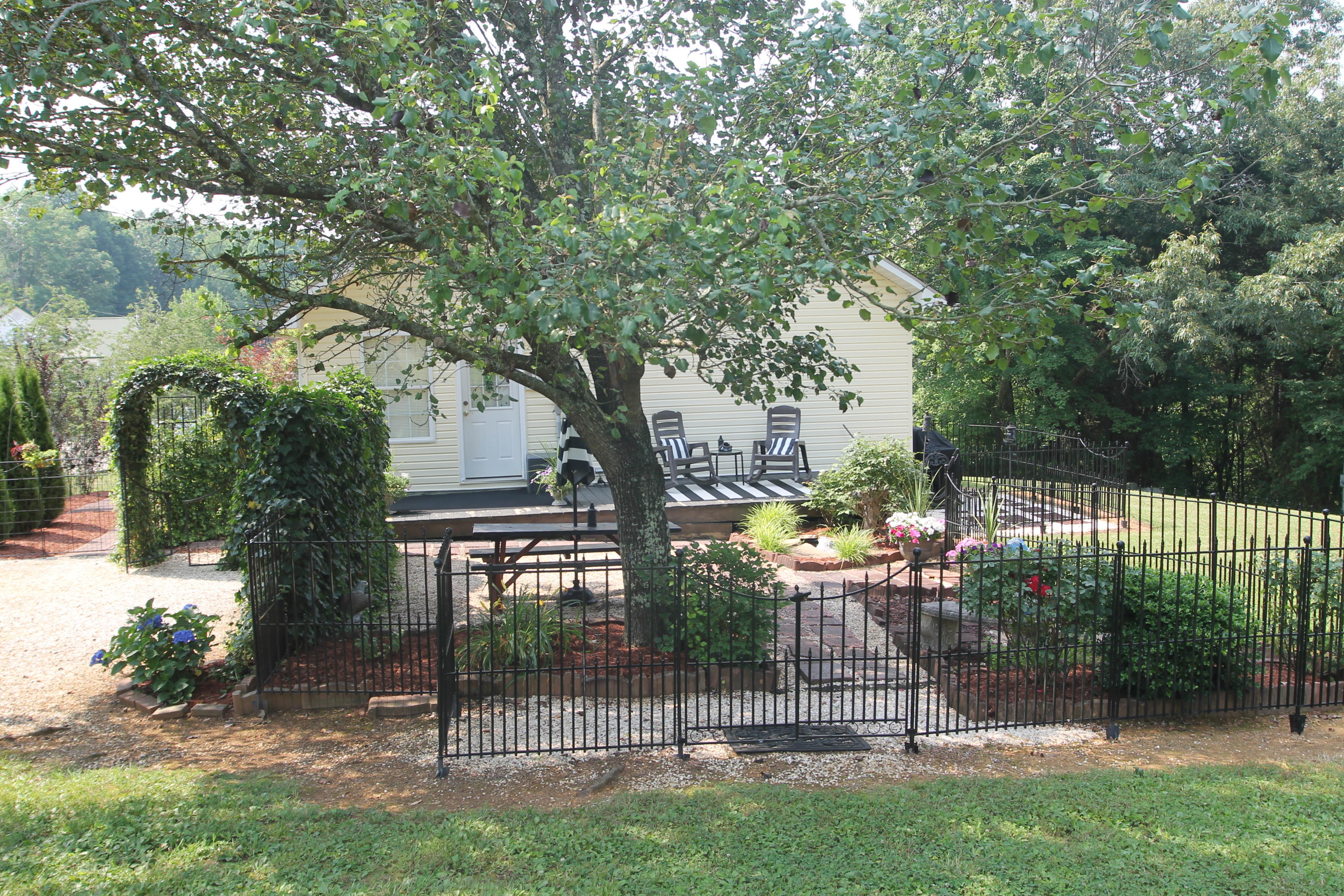201 Cobb Road Surgoinsville, TN 37873 - Photo 26 of 39 Courtyard3