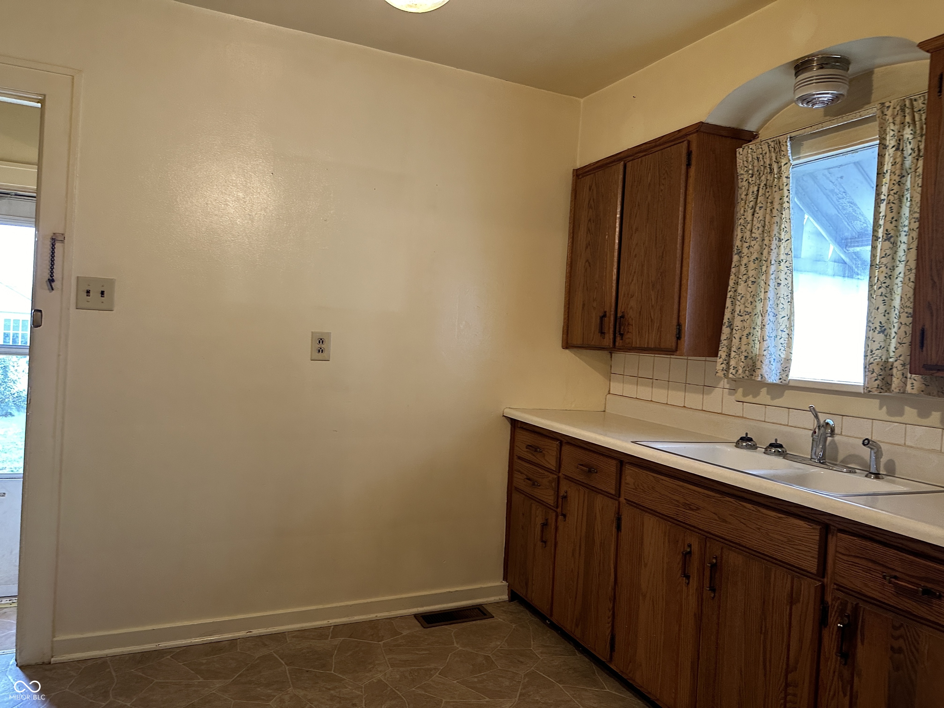 1025 Union Street Columbus, IN 47201 - Photo 5 of 16 Gallery Image 5
