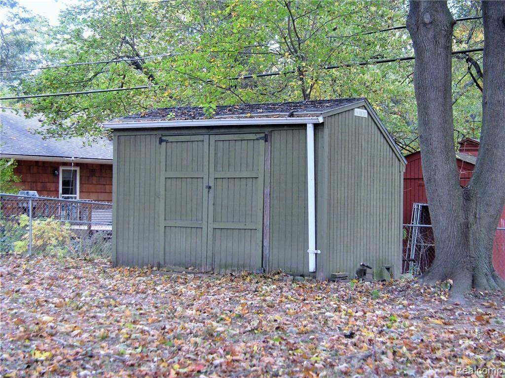 2089 Highfield Road Waterford, MI 48329 - Photo 5 of 20 IMG_9718.JPG
