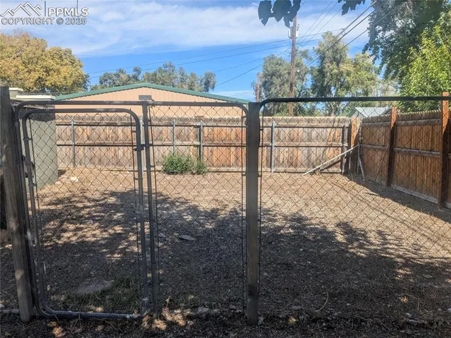 a view of a backyard
