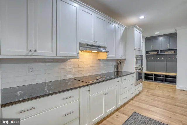 a view of livingroom with furniture and windows
