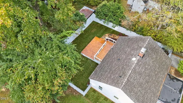 view of a yard with a tree