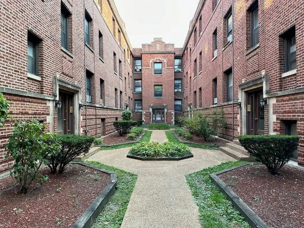 $1,600 | 933 West Sunnyside Avenue, Unit 2N, Chicago, IL 60640