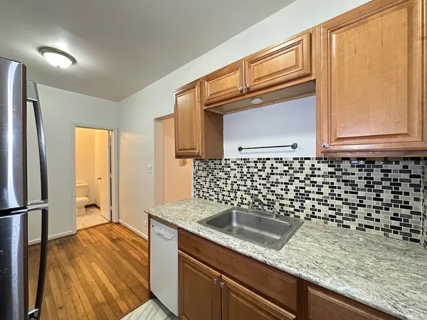 $1,600 | 933 West Sunnyside Avenue, Unit 2N, Chicago, IL 60640