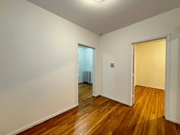 $1,600 | 933 West Sunnyside Avenue, Unit 2N, Chicago, IL 60640