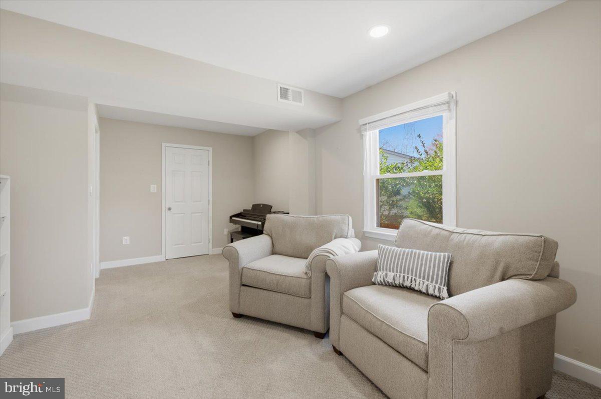 7300 Reservation Drive Springfield, VA 22153 - Photo 14 of 44 Office/Sitting area