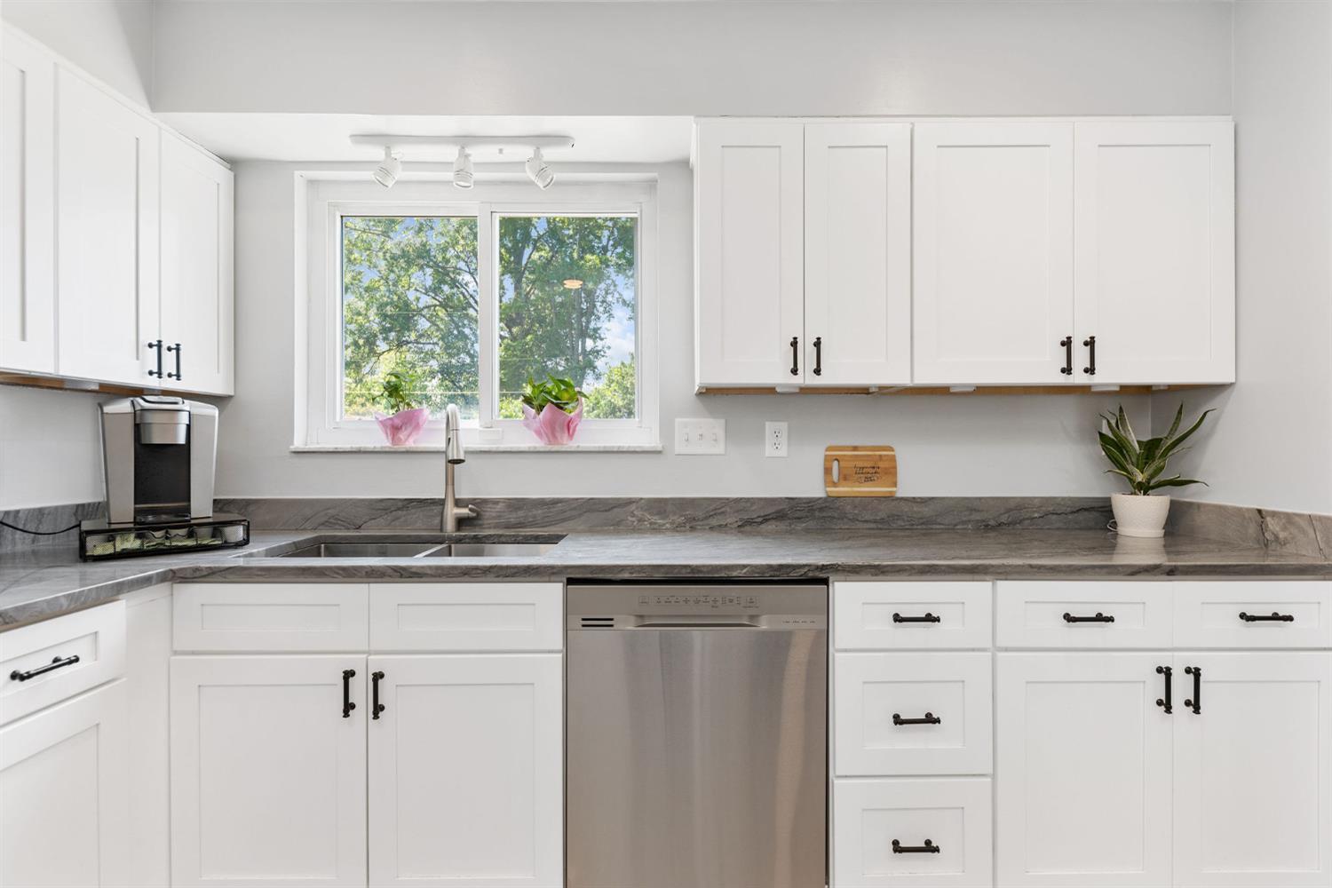 8331 Riovista Drive Cincinnati, OH 45255 - Photo 10 of 38 Gallery Image 10