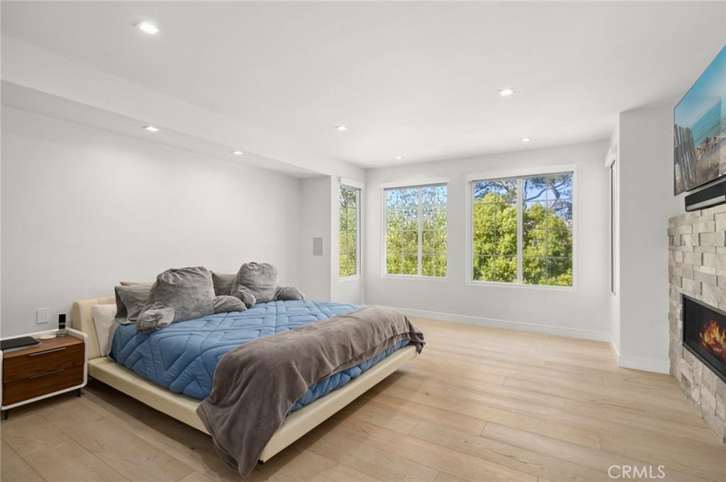3 Bridgeport Road Newport Coast, CA 92657 - Photo 22 of 25 a spacious bedroom with a bed and a large window