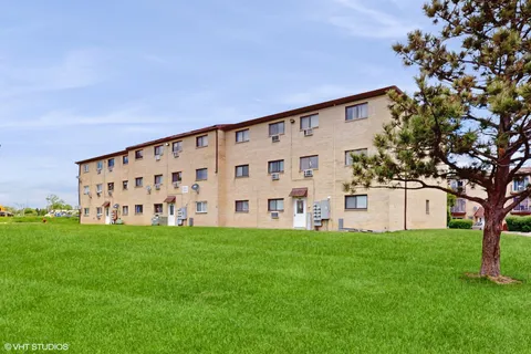 $195,000 | 4220 Bonhill Drive, Unit 3E, Arlington Heights, IL 60004