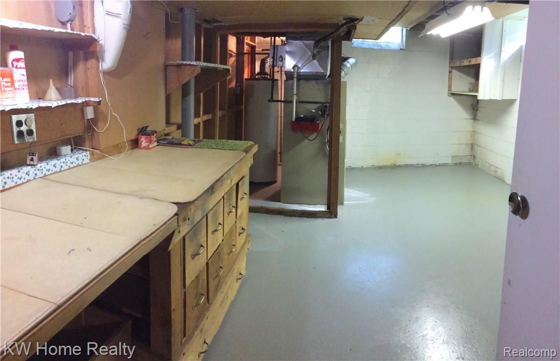 23124 Farmington Road Farmington, MI 48336 - Photo 34 of 42 17 x 11 Lower Level Workroom with Bench