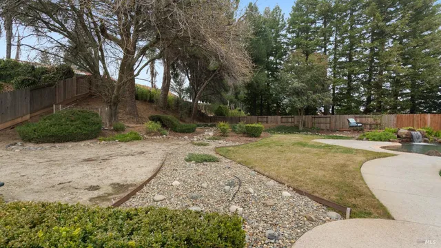 a view of a backyard