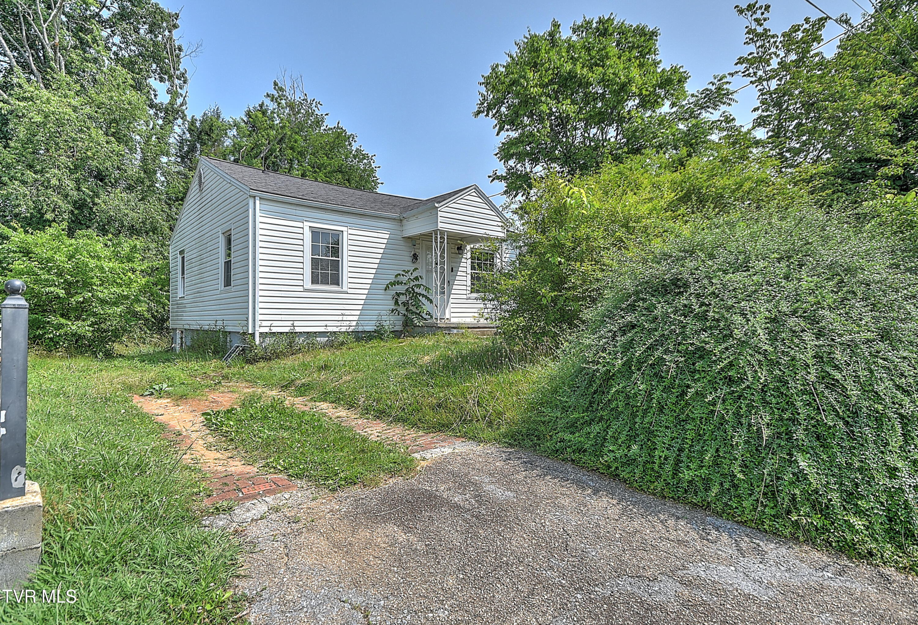 11 Birch Street Bristol, TN 37620 - Photo 2 of 17 11 Birch KW-4