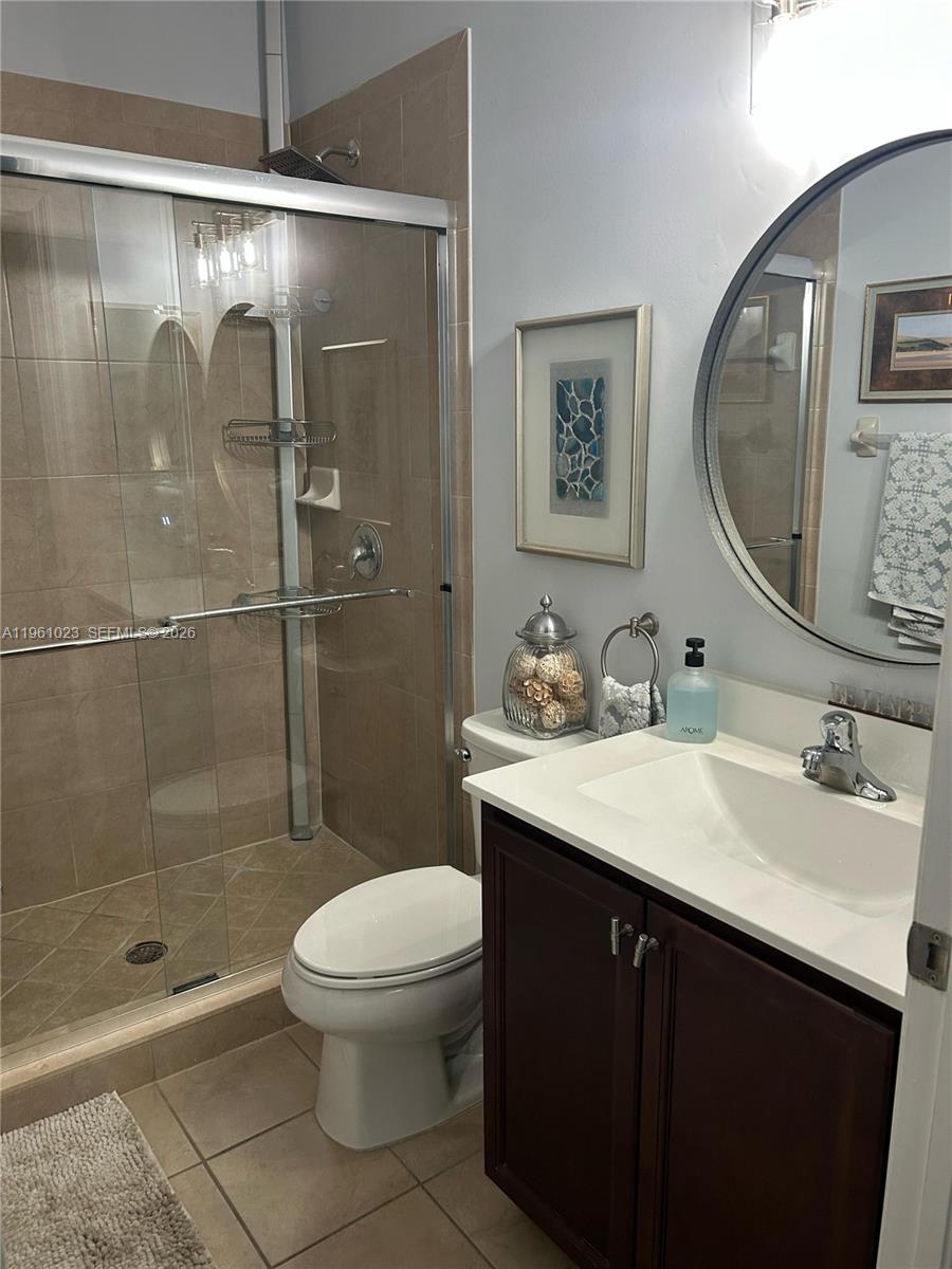 112 Southeast 28th Terrace, Unit 26 Homestead, FL 33033 - Photo 7 of 23 master bathroon