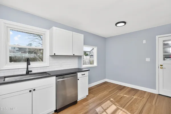 $379,900 | 2 Jeffrey Lane, Colonie, NY 12211