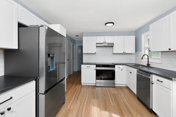 $379,900 | 2 Jeffrey Lane, Colonie, NY 12211