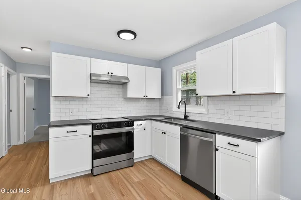 $379,900 | 2 Jeffrey Lane, Colonie, NY 12211