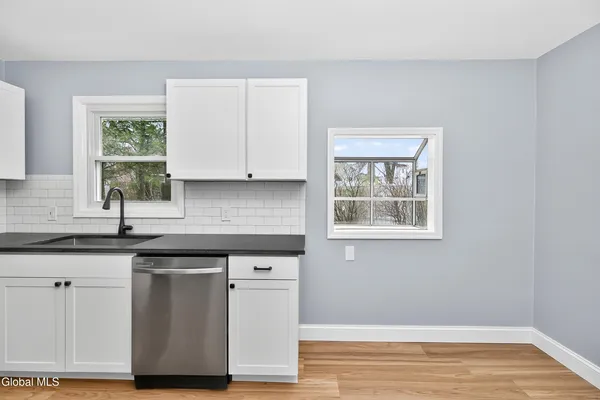 $379,900 | 2 Jeffrey Lane, Colonie, NY 12211