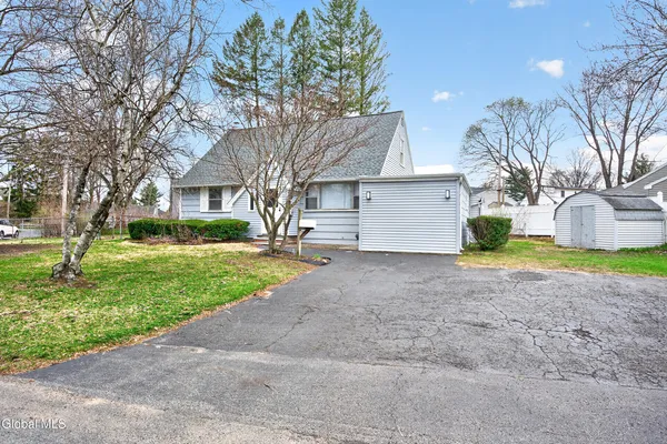 $379,900 | 2 Jeffrey Lane, Colonie, NY 12211
