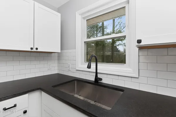 $379,900 | 2 Jeffrey Lane, Colonie, NY 12211