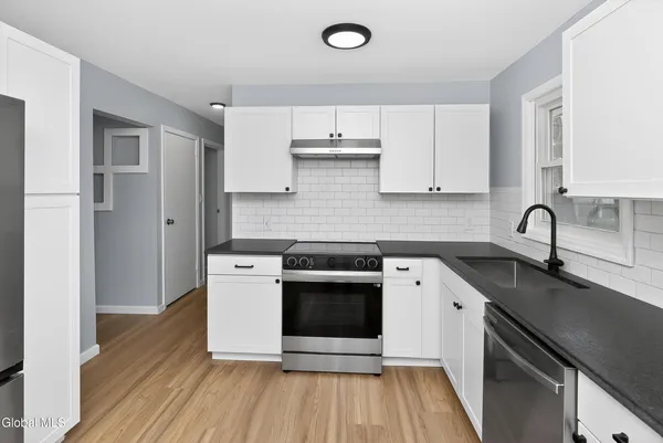 $379,900 | 2 Jeffrey Lane, Colonie, NY 12211
