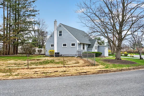 $379,900 | 2 Jeffrey Lane, Colonie, NY 12211