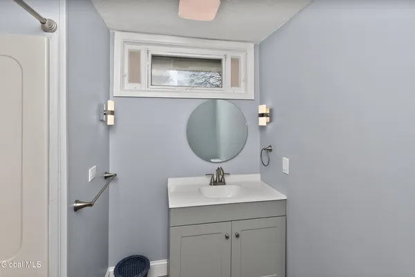 $379,900 | 2 Jeffrey Lane, Colonie, NY 12211