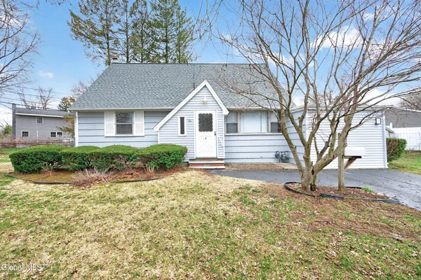 $379,900 | 2 Jeffrey Lane, Colonie, NY 12211