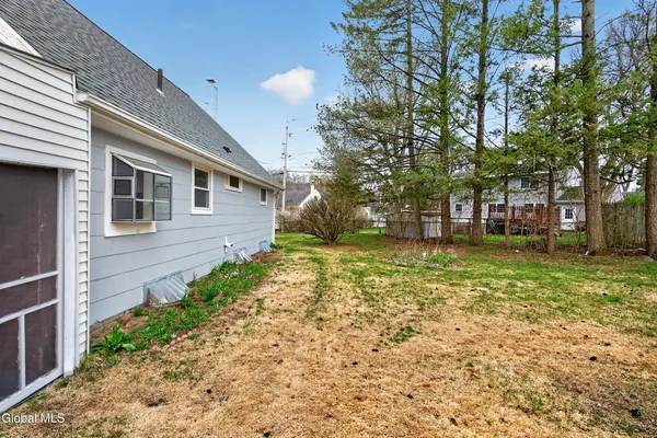 $379,900 | 2 Jeffrey Lane, Colonie, NY 12211