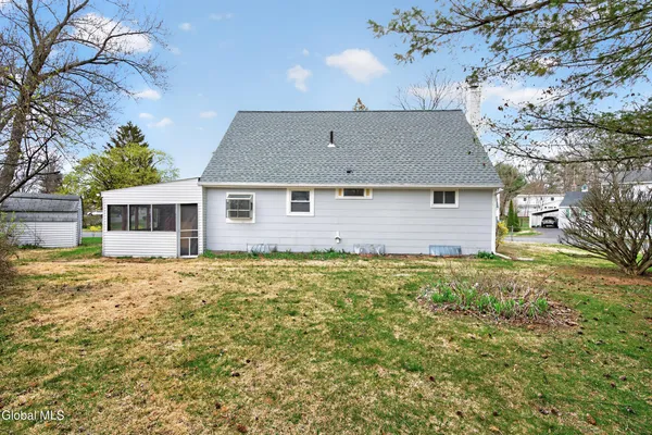$379,900 | 2 Jeffrey Lane, Colonie, NY 12211