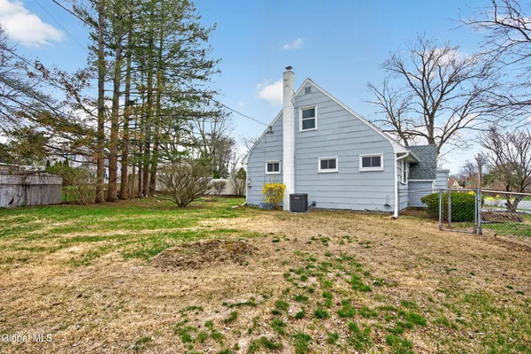 $379,900 | 2 Jeffrey Lane, Colonie, NY 12211