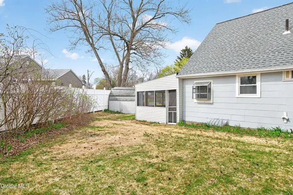 $379,900 | 2 Jeffrey Lane, Colonie, NY 12211