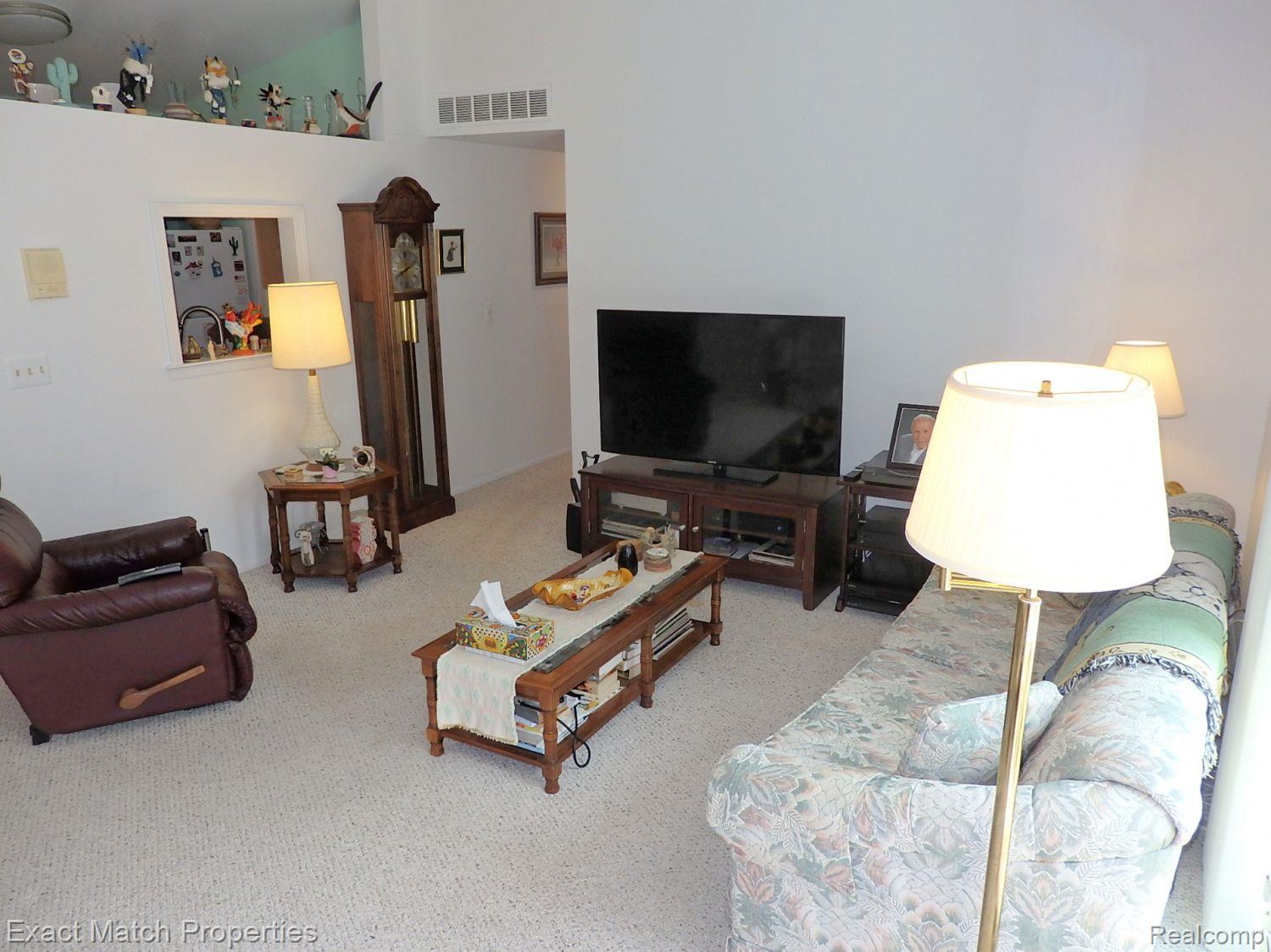 240 Pine Tree Ridge, Unit 4 Waterford, MI 48327 - Photo 18 of 37 Living room has vaulted ceilings.